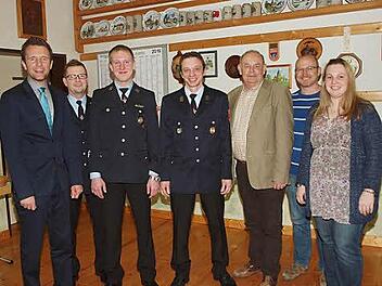 Bei der Feuerwehr Rothmannsthal wurden die beiden Kommandanten neu gewählt, von links: Bürgermeister Andreas Hügerich, 2. Vorsitzender Andreas Lunz, Kommandant Tobias Mager, stellvertretender Kommandant Marco Bezold, Feuerwehrreferent Roland Lowig, Stefan Renner und Jasmin Barnickel. Foto: Alfred Thieret