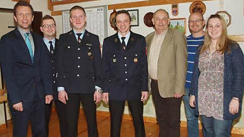 Bei der Feuerwehr Rothmannsthal wurden die beiden Kommandanten neu gewählt, von links: Bürgermeister Andreas Hügerich, 2. Vorsitzender Andreas Lunz, Kommandant Tobias Mager, stellvertretender Kommandant Marco Bezold, Feuerwehrreferent Roland Lowig, Stefan Renner und Jasmin Barnickel. Foto: Alfred Thieret