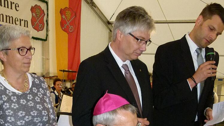 Erzbischof Ludwig Schick trug sich in das Goldene Buch der Gemeinde Kemmern ein. Bei ihm Bürgermeister Rüdiger Gerst, Pfarrerin Susanne Wittmann-Schlechtweg und Moderator Andi Ebert (rechts). Foto: Marion Krüger-Hundrup