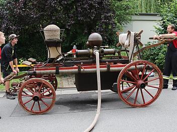 Das Löschen eines Feuers war früher eine richtige Knochenarbeit. Das bekam die Stöppacher Feuerwehrjugend zu spüren, als sie am Sonntagnachmittag mehrmals die alte Feuerwehrspritze ,die im 18 Jahrhundert gebaut wurde, vorführte. Foto: Michael Stelzner