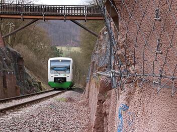 Der Holzsteg über die Bahnlinie bei Arnshausen auf dem Weg zur Eiringsburg ist marode. Ralf Ruppert