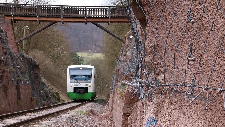 Der Holzsteg über die Bahnlinie bei Arnshausen auf dem Weg zur Eiringsburg ist marode. Ralf Ruppert
