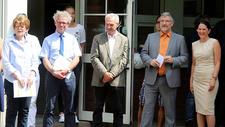 Der erste Familienstützpunkt im Landkreis Coburg wurde am Montag am Familienzentrum in Neustadt bei Coburg eröffnet. Über die neue Anlaufstelle für Ratsuchende in Erziehungsfragen freuten sich (von links) Neustadts Zweite Bürgermeisterin Elke Protzmann, Ministerialrat Robert Höcherl, Oberbürgermeister Frank Rebhan, Landrat Michael Busch und Nathalie Dikomey vom Familienbüro des Landratsamtes. Foto: Bettina Knauth