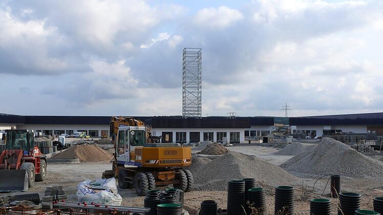Es geht zügig voran auf der Baustelle des Aischpark-Centers. Mitte September wird das Stahlgerippe mit Werbeschildern der ansässigen Firmen bestückt.  Fotos: Karina Brock