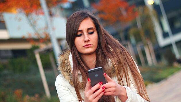 Junge Menschen sind besonders häufig internetsüchtig. Symbolbild: pixabay.com