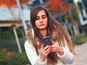 Junge Menschen sind besonders h&auml;ufig internets&uuml;chtig. Symbolbild: pixabay.com