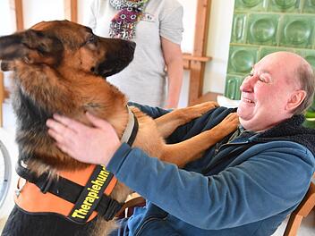 Zwei, die sich gut verstehen: Heimbewohner Gottfried Pollach mit Therapiehund Aramis Foto: Ronald Rinklef