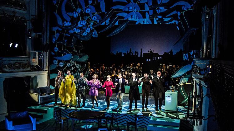 Reichlich Applaus gab es für die Premiere von Eduard Künnekes "Der Vetter aus Dingsda" im Landestheater Coburg.Foto: Jochen Berger