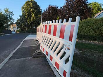 An der frisch sanierten Brücke im Hammelburger Stadtteil Obereschenbach stehen immer noch die Absperrbaken, weil die Maßnahme noch nicht abgenommen wurde. Darüber informierte die Stadtverwaltung die Teilnehmer  der Bürgerversammlung.Gerd Schaar