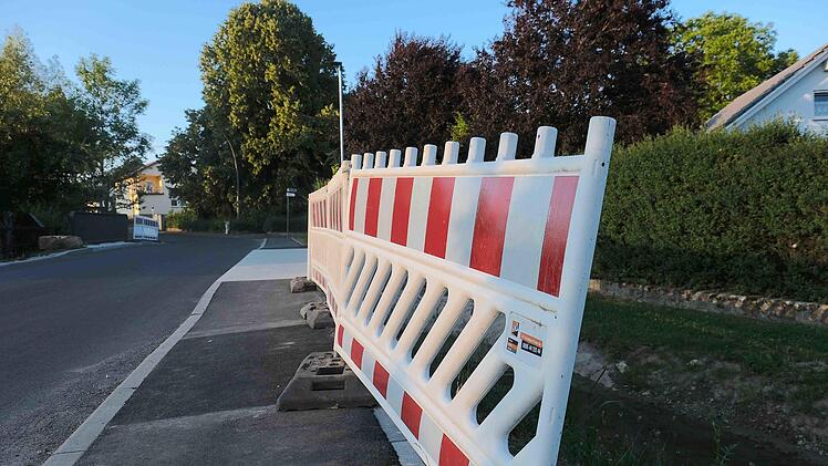 An der frisch sanierten Brücke im Hammelburger Stadtteil Obereschenbach stehen immer noch die Absperrbaken, weil die Maßnahme noch nicht abgenommen wurde. Darüber informierte die Stadtverwaltung die Teilnehmer  der Bürgerversammlung.Gerd Schaar