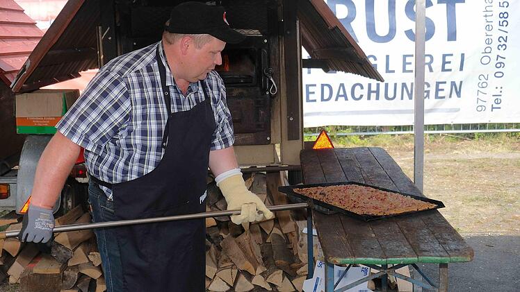 Zum Fest wurden Zwiebelplootz, Matteplootz und Tätscher gereicht.