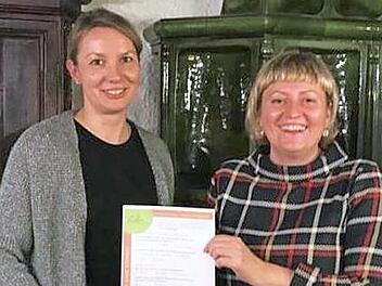 Die B&uuml;rgermeisterkandidatin Diana Galefske (rechts) &uuml;berreichte den Fragebogen an Nicole Gutknecht.  Foto: Dorfgemeinschaft Stettfeld