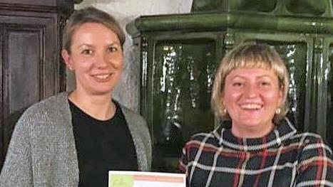Die B&uuml;rgermeisterkandidatin Diana Galefske (rechts) &uuml;berreichte den Fragebogen an Nicole Gutknecht.  Foto: Dorfgemeinschaft Stettfeld
