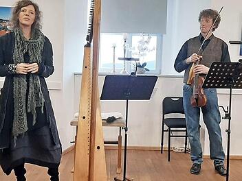 Einen sehr persönlichen Abend bereiteten Johanna Seitz an der Barockharfe und Christoph Mayer an der Barockvioline ihrem Publikum beim Kultursonntag "John, come kiss me now - Sprit & Plaesure goes Folk".  Foto: Corinna Tübel