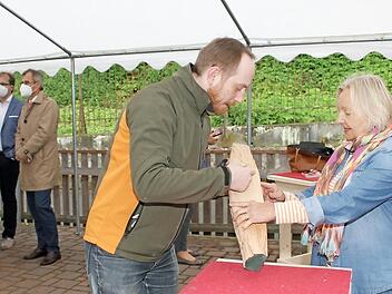 Lydia Gottwald möchte bei den Sommerkunstwochen ihren Engelsflügel weiter voranbringen. Sie hat bereits im vergangenen Jahr mit der Arbeit begonnen, lässt sich hier von Dozent Lorenz Beutner Tipps geben.
