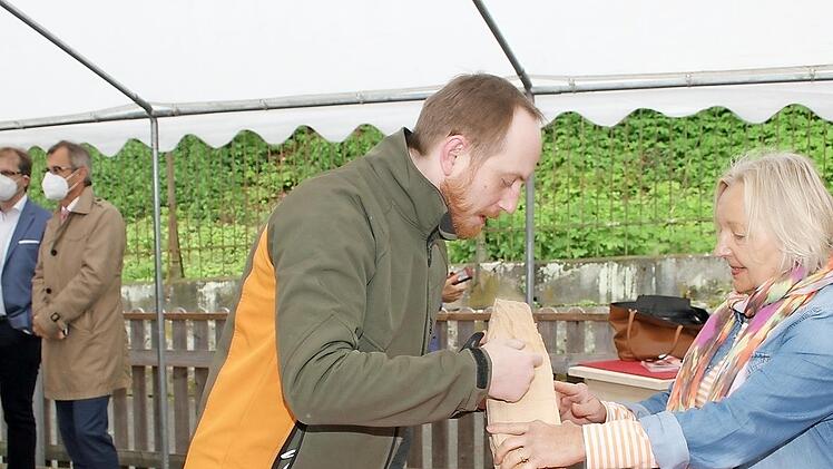Lydia Gottwald möchte bei den Sommerkunstwochen ihren Engelsflügel weiter voranbringen. Sie hat bereits im vergangenen Jahr mit der Arbeit begonnen, lässt sich hier von Dozent Lorenz Beutner Tipps geben.