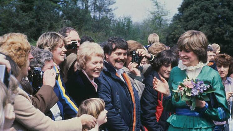 Schon als Lady Diana Spencer war die sp&auml;tere Prinzessin Diana beliebt - hier bei einem Besuch in der Grafschaft Hampshire kurz vor ihrer Hochzeit mit Prinz Charles 1981.