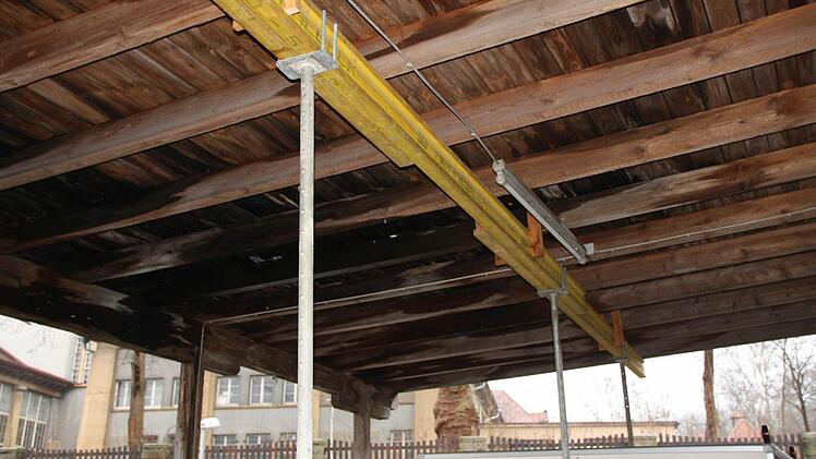 Das Vordach muss gestützt werden. Fotos: Ralf Ruppert