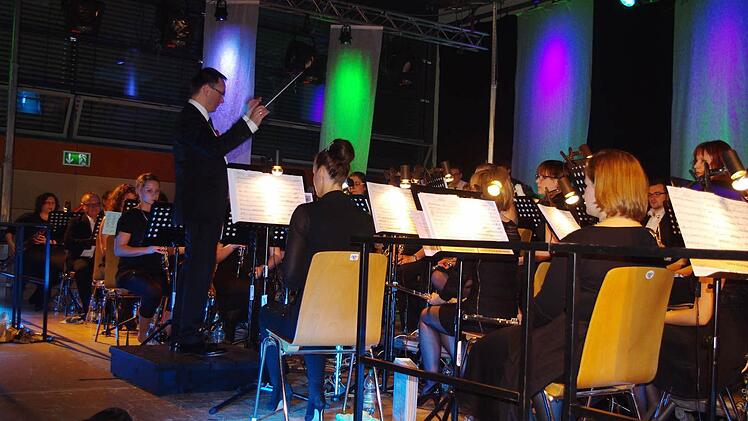Das Symphonische Blasorchester Küps begeisterte das Publikum bei seinem Galakonzert in der Festhalle.  Foto: Heike Schülein