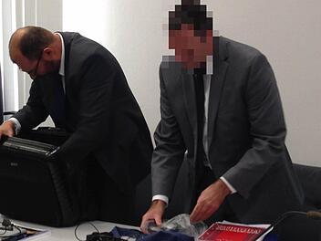 Heinz W. (rechts) zu Beginn des 23. Verhandlungstages mit Verteidiger Dieter Widmann Foto: Anna Lienhardt