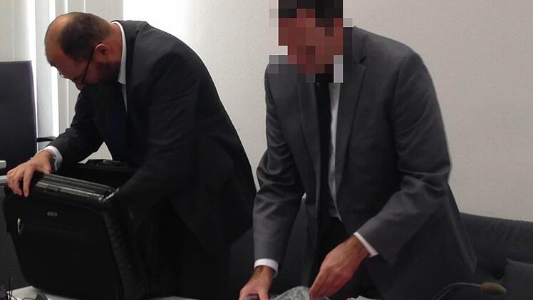 Heinz W. (rechts) zu Beginn des 23. Verhandlungstages mit Verteidiger Dieter Widmann Foto: Anna Lienhardt