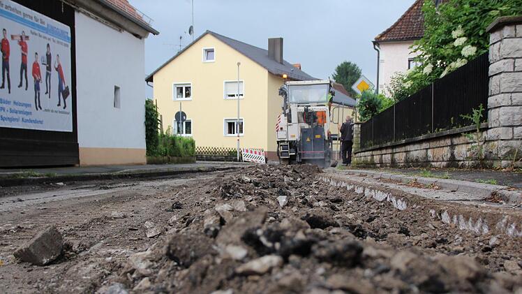 Die Brückenstraße in Gremsdorf ist bereits komplett abgefräst.  Foto: Christian Bauriedel