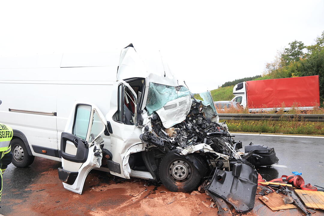 A3 im Kreis Bamberg: Kleintransporter fährt ungebremst auf Stauende auf – Lebensgefahr