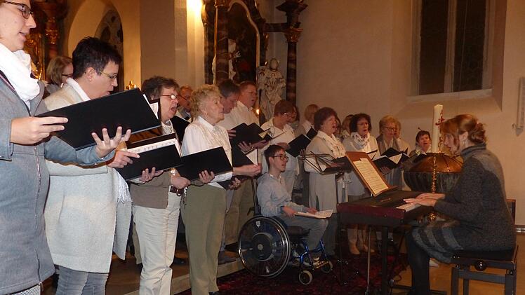 Sehr gut besucht war das  vorweihnachtliche Konzert in der Burgläurer Pfarrkirche "St. Peter und Paul", zu dem der Gesangverein "Frohsinn" als Gäste vier weitere Chöre eingeladen hatte. Manfred Mellenthin