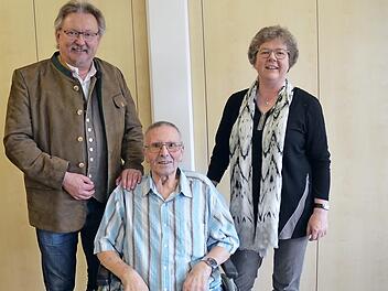 Karl-Otto Bühling erhält Glückwünsche zum 80. Geburtstag von Bürgermeister Hans Pietz und Pfarrerin Claudia Grüning-Göll. Foto: K.- H. Hofmann
