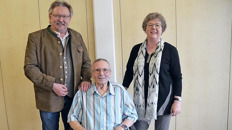 Karl-Otto Bühling erhält Glückwünsche zum 80. Geburtstag von Bürgermeister Hans Pietz und Pfarrerin Claudia Grüning-Göll. Foto: K.- H. Hofmann
