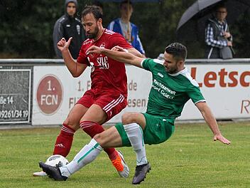 Vergangene Saison noch Gegner, jetzt Partner: Der Ex-Coburger Lukas Mosert (rotes Trikot) zieht gemeinsam mit Nikolai Altwasser die Fäden im Mittelfeld des SV Friesen. Am Samstag kehrt Mosert an seine alte Wirkungsstätte zurück und will auf dem Kunstrasenplatz in der Wiesenstraße dreifach punkten. Foto: Archiv