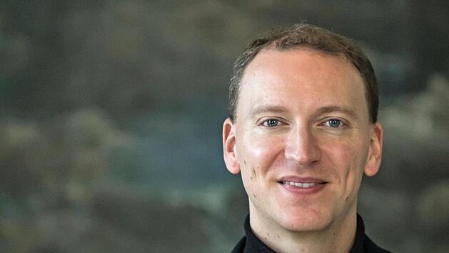 Moritz Gnann stellt sich am Wochenende als Konzert-Dirigent und GMD-Kandidat am Landestheater Coburg vor.Foto: Jochen Berger