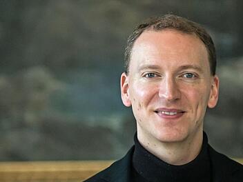 Moritz Gnann stellt sich am Wochenende als Konzert-Dirigent und GMD-Kandidat am Landestheater Coburg vor.Foto: Jochen Berger