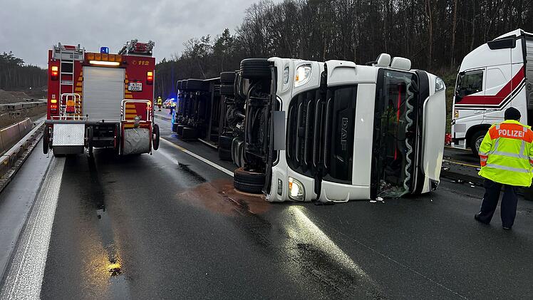 A3 bei R&uuml;denhausen: 20 Tonnen Bierk&auml;sten bei Lkw-Unfall auf Stra&szlig;e verteilt