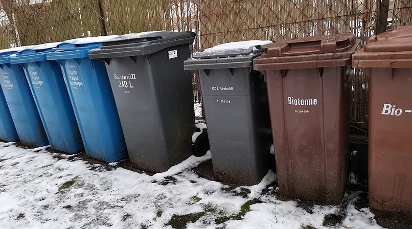 M&uuml;ll, Abfall, Altpapier, Biom&uuml;ll, Restm&uuml;ll, M&uuml;llabfuhr, M&uuml;lltonnen, Winter, Schnee, Gl&auml;tte, Glatteis, Blitzeis