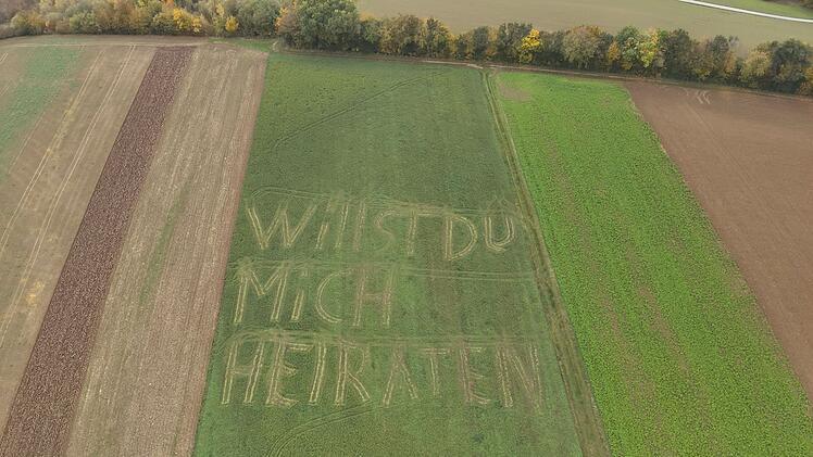 Laudenbacher Landwirt rührt Verlobte mit aufwändigem Heiratsantrag zu Tränen
