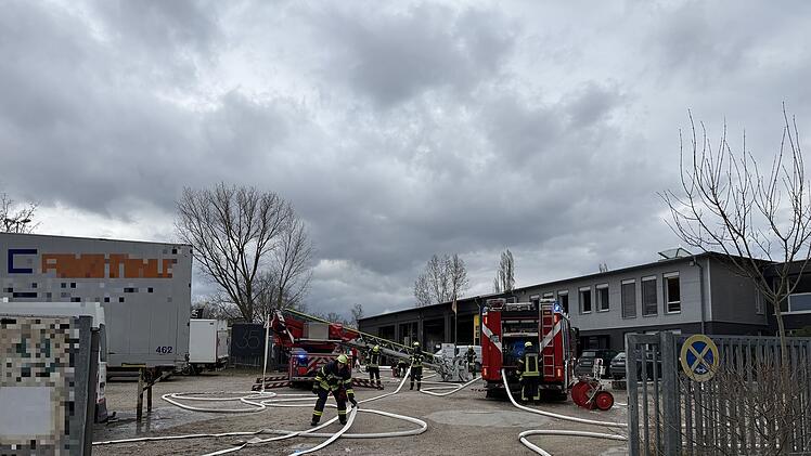 Brand in Firmenwerkstatt: Vier Personen durch Rauchgas verletzt