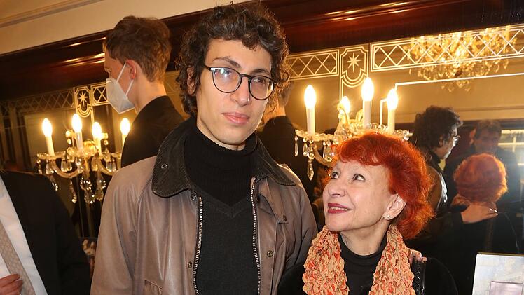 Esther Ofarim ist eine stolze Mama: David von Sell, ihr Sohn aus zweiter Ehe, ist ebenfalls Musiker.