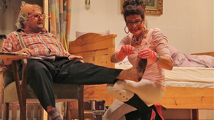 Medizinische Massagen und Fußpflege zu hohen Preisen: Opa Brunnerschön (Peter Brunner) und Pflegerin (Ingrid Hammer).
