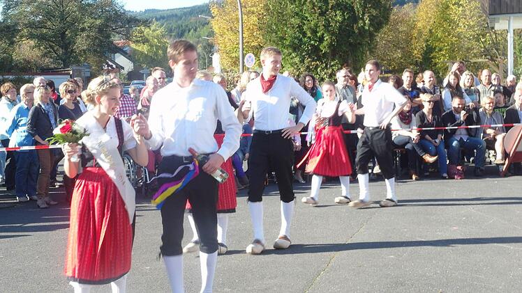 Das Königspaar Natalie Abert und Tobias Köstler (im Vordergrund) führte die 13 Plo-Paare bei der Wildfleckener Kirmes an. Foto: Helmut Raab