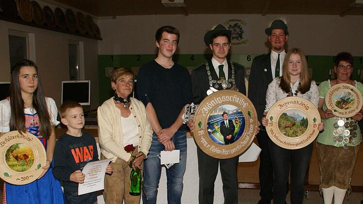 Die neuen Majestäten des Schützenvereins Oberschleichach (von links) sind Ann-Sophie Karg, Jonas Schwemlein, Maria Berreth, Patrick Schumm, Daniel Kaiser, Tobias Jäger, Sophie-Elisabeth Bauer, Dania Schmidt. Fotos: Sabine Weinbeer
