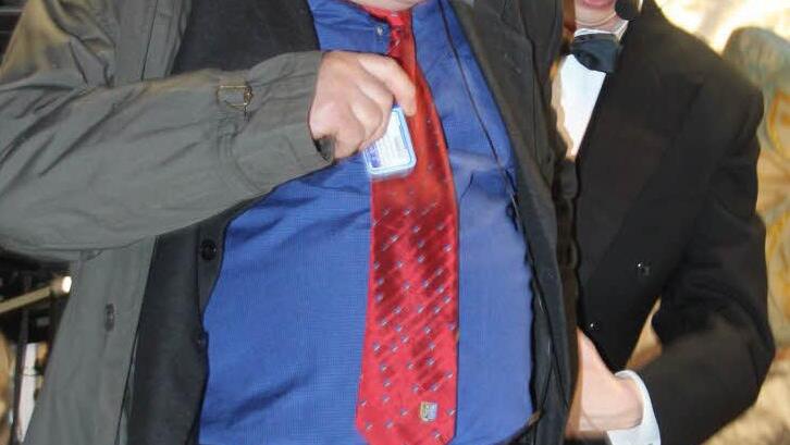 Landrat Söllner (Siegfried Dörfler) ist bei seinem 60. schon ziemlich angetrunken. Foto: Jürgen Gärtner