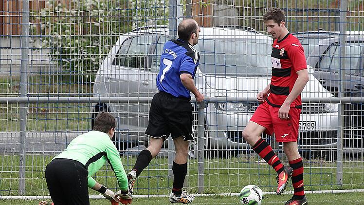 Jubel beim Torschützen zum 1:0, Christian Weiß, während der Waizendorfer Torwart Daniel Reichold und Benjamin Brändlein (r.,) das Nachsehen haben.