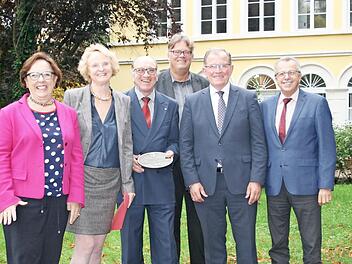 Bezirksrätin Karin Renner, Dr. Gertrud und Martin Kuchler, Architekt Andreas Halboth, Bezirkstagspräsident Erwin Dotzel und stellvertretender Landrat Emil Müller.  Foto: Markus Mauritz