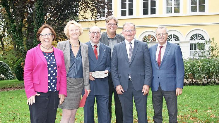 Bezirksrätin Karin Renner, Dr. Gertrud und Martin Kuchler, Architekt Andreas Halboth, Bezirkstagspräsident Erwin Dotzel und stellvertretender Landrat Emil Müller.  Foto: Markus Mauritz