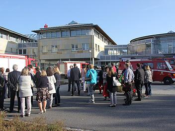 Die Mitarbeiter beobachteten den Einsatz der Kronacher Feuerwehr bei Sonnenschein, aber noch kalten Temperaturen. Foto: Andreas Schmitt