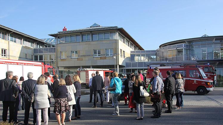 Die Mitarbeiter beobachteten den Einsatz der Kronacher Feuerwehr bei Sonnenschein, aber noch kalten Temperaturen. Foto: Andreas Schmitt