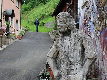 Vorbei am "Kröckel"-Haus am Felsenkeller verläuft ein alter Verbindungsweg ins Leere. Foto: Julia Raab