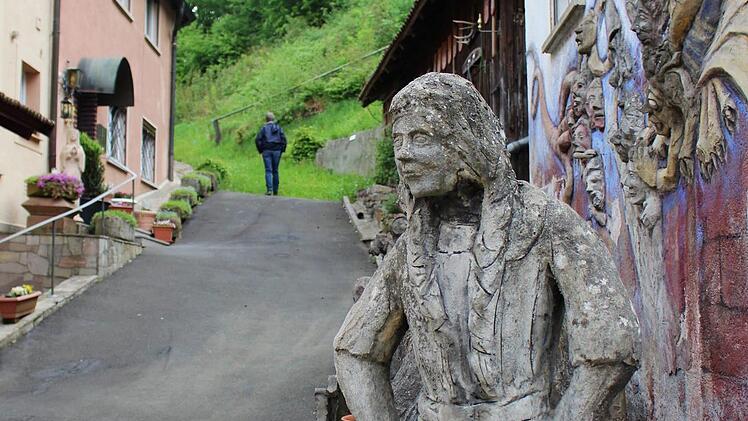 Vorbei am "Kröckel"-Haus am Felsenkeller verläuft ein alter Verbindungsweg ins Leere. Foto: Julia Raab