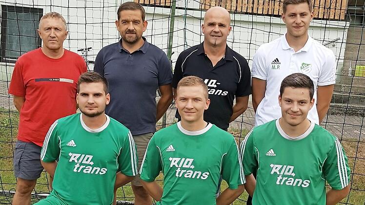 Die Neuzugänge des TSV Gleußen (vorne, von links): Niklas Kirchner (eigene Jugend), Dominic Scheler (TSV Ebensfeld), Dominic Schorn (eigene Jugend); (stehend, v. l.) Spielleiter Oliver Nagl, Vorsitzender Marco Schramm, Trainer Thomas Wachsmann und Marcel Batz (TSV Rossach) Foto: Wolfgang Dietz